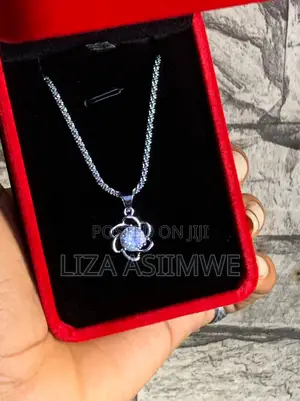 Lady's Flower-Shaped Pendant Necklace