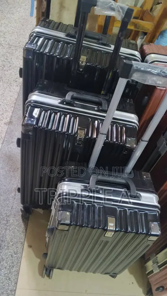 Black Ribbed Hardshell Cabin Suitcases (3pcs) - 1