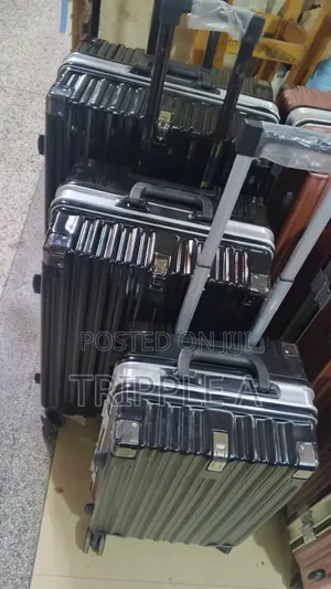 Black Ribbed Hardshell Cabin Suitcases (3pcs)