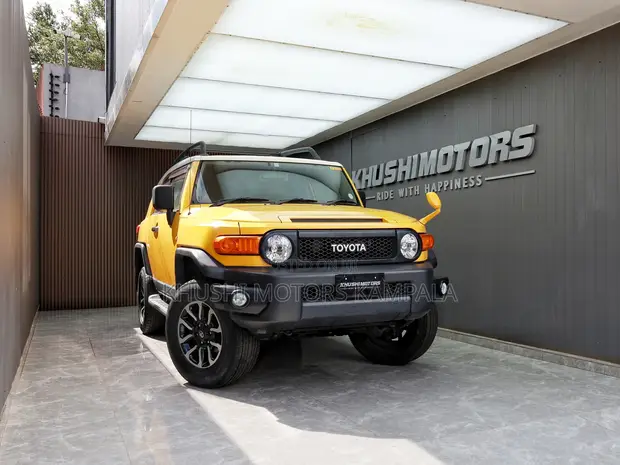 Toyota FJ Cruiser 2012 Yellow - 1