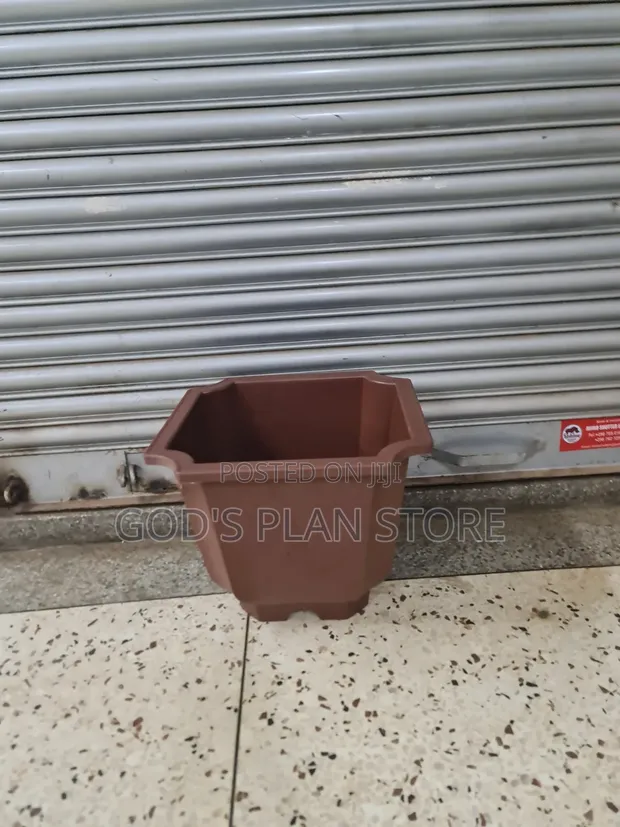 XL Classic Plastic Flower Pots - Brand New - 1