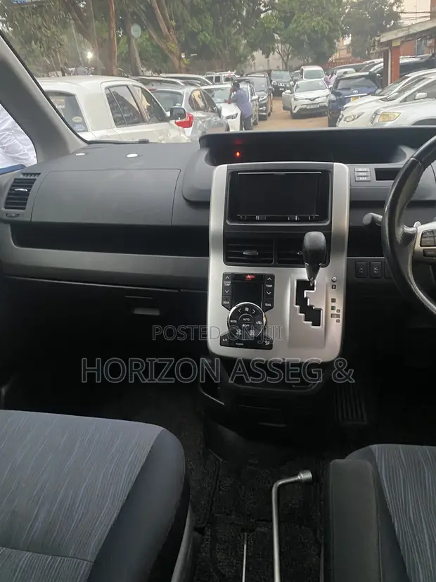 Toyota Voxy V 2WD 7-Seater 2013 Black - 1