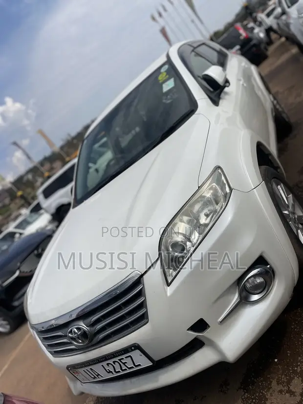 Toyota Vanguard 2011 White - 1