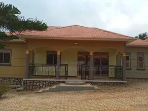 5 Bedroom House for Sale in Wakiso, Hoima Road