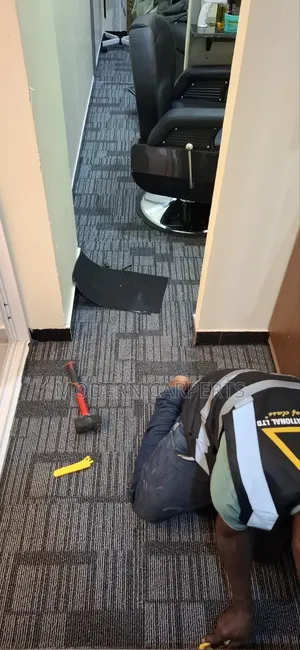 Disdain Wollen Executive Carpet Tiles