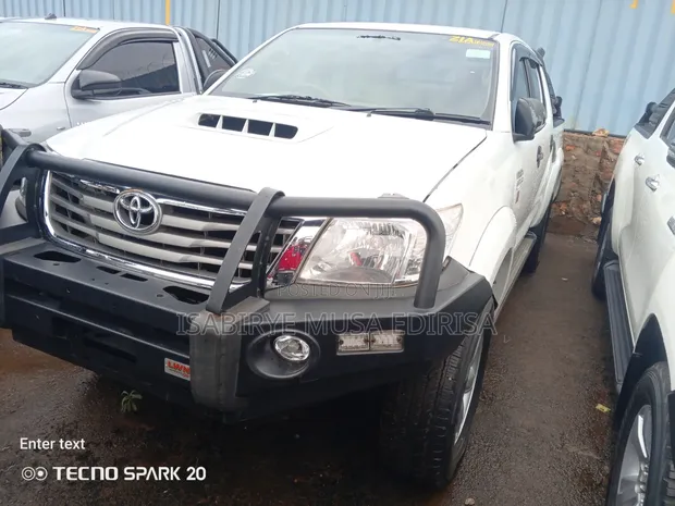 Toyota Hilux 2012 White - 1