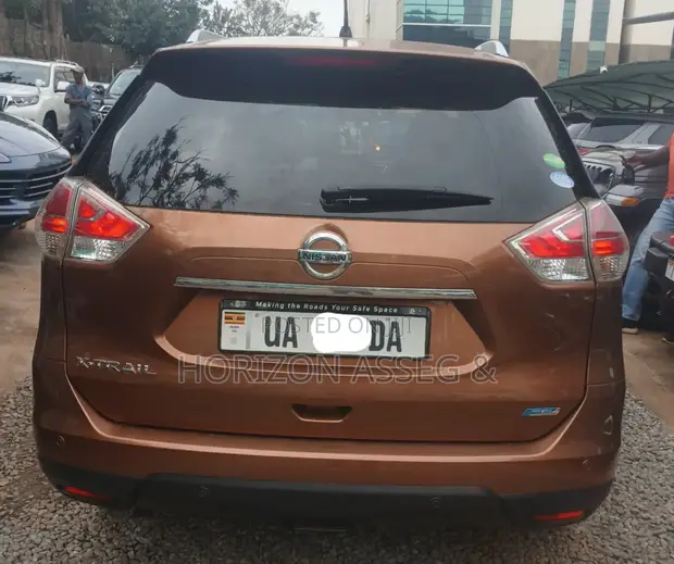 Nissan X-Trail 2016 Brown - 1