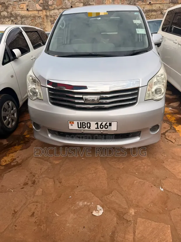 Toyota Noah 2012 Silver - 1