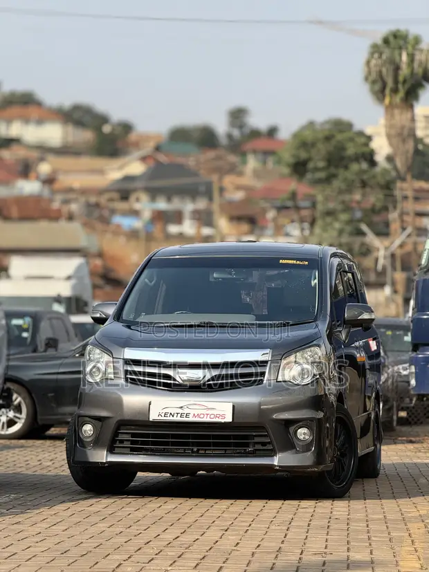 Toyota Noah 2.0 143hp AWD (7 Seater) 2013 Gray - 1
