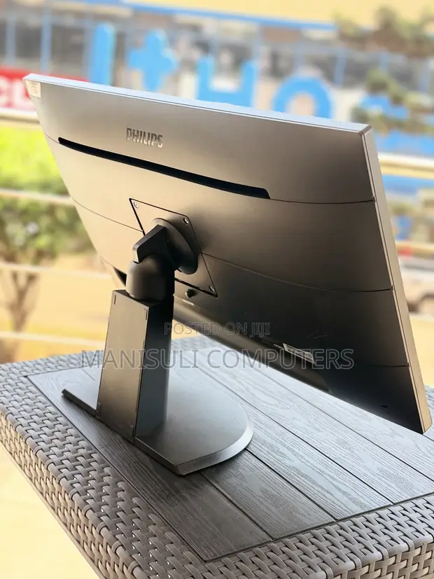 Philips 27-Inch IPS Monitor with Type-C - 1