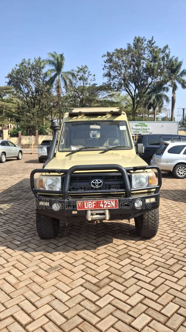 Toyota Land Cruiser Prado 2018 Silver - 1