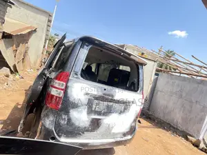 Toyota Noah Boot Glass (2008-2012)