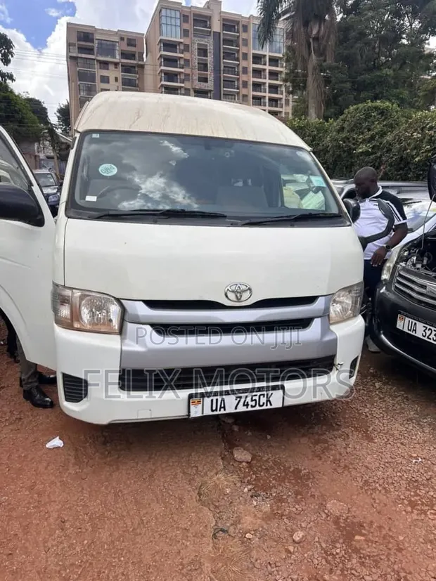 Toyota Quantum 2017 White - 1