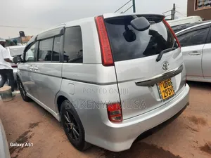 Toyota Isis 2009 Silver