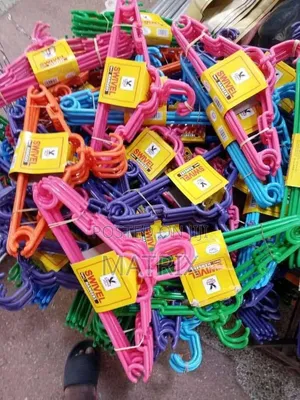 Plastic Clothes Hangers (12 Pcs)