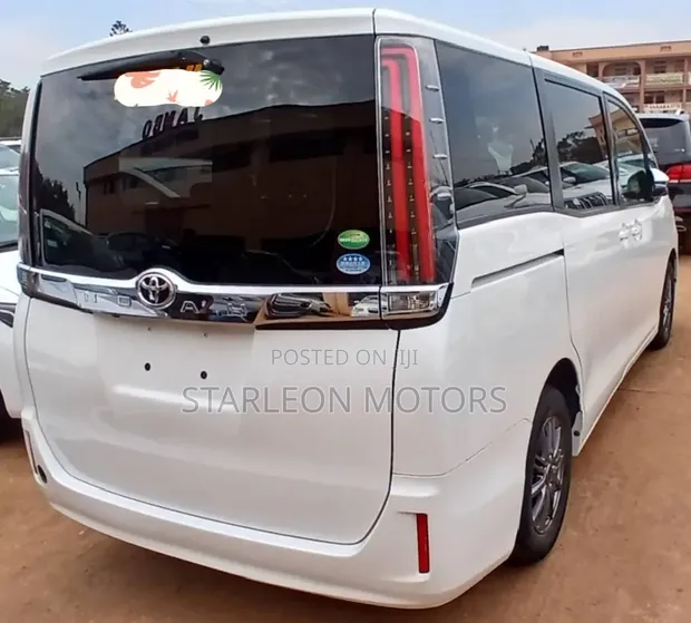 Toyota Noah 2018 White - 1