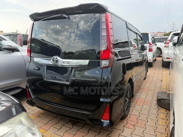 Toyota Noah 2015 - 1