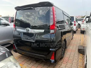 Toyota Noah 2015