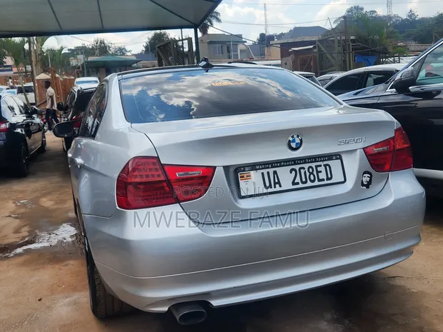 BMW 320i 2010 Silver - 1