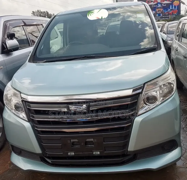 Toyota Noah 2015 Green - 1