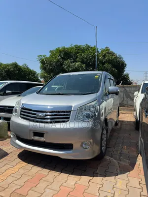 Toyota Noah X Grade 2013