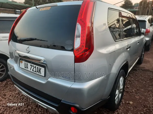 Nissan X-Trail 2011 Silver - 1