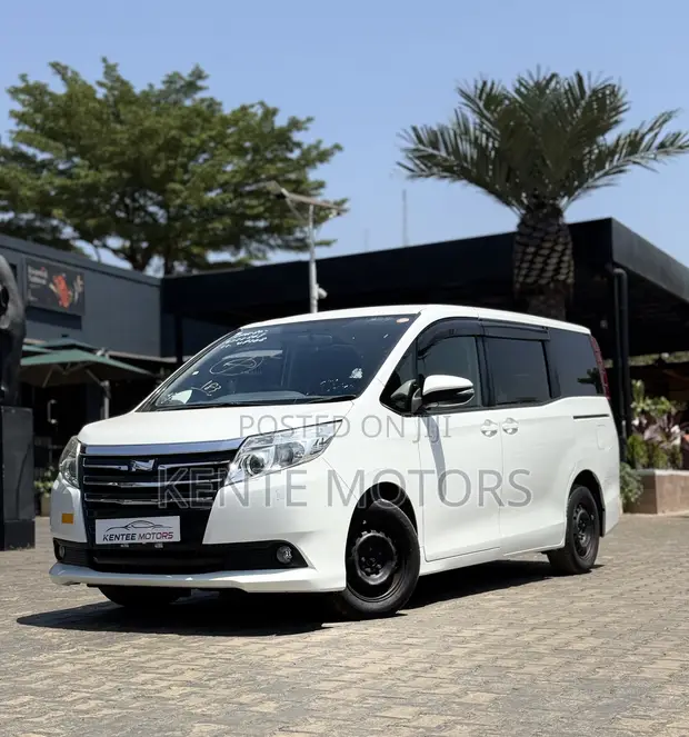 Toyota Noah 2.0 FWD (8 Seater) 2017 White - 1