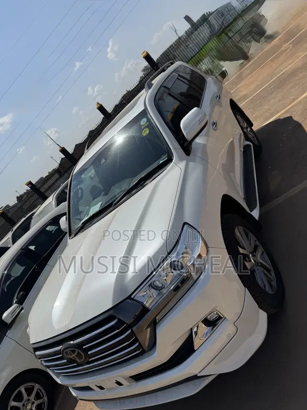Toyota Land Cruiser 4.6 V8 ZX 2017 White - 1