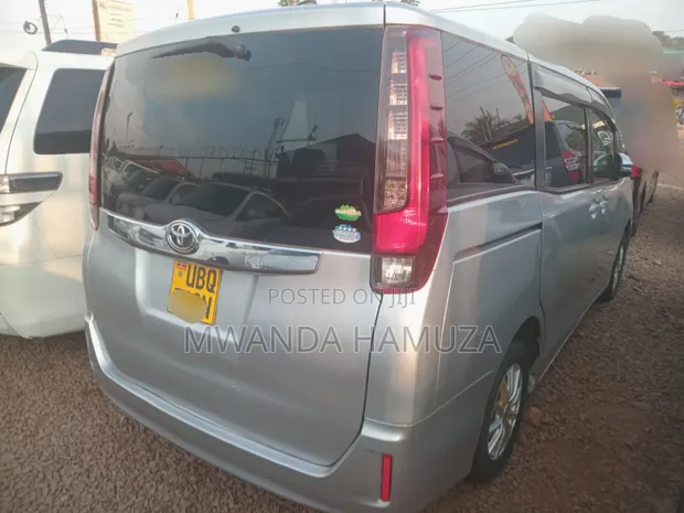 Toyota Noah 2014 Silver - 1