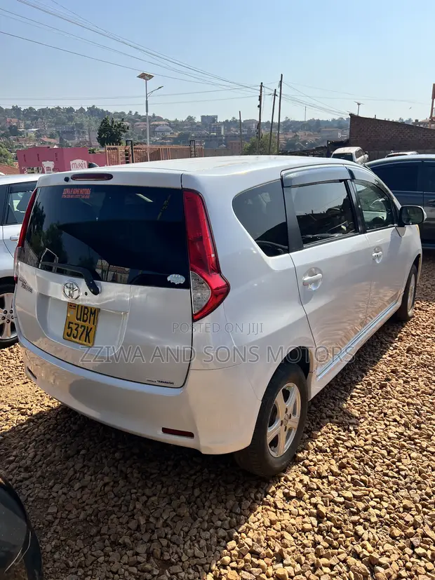 Toyota Passo Sette 1.5 AWD 2012 White - 1