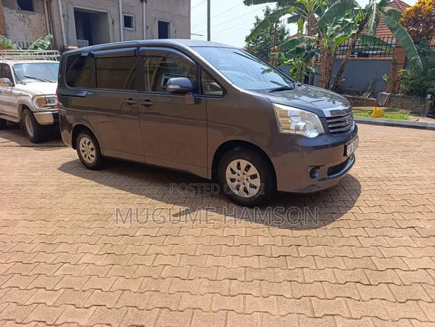 Toyota Noah 2013 Gray - 1