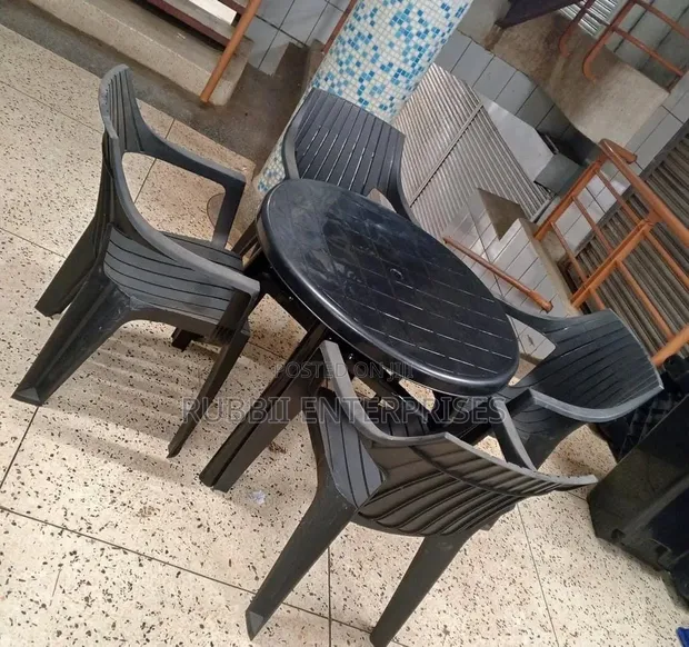 Round Dining Table with 4 Slatted Plastic Armchairs - 1