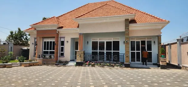 4 Bedroom Bungalow for Sale in Ssisa - 1