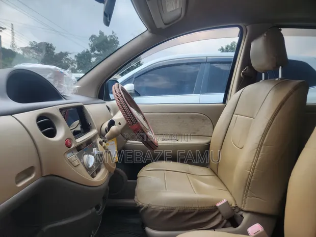 Toyota Sienta 2007 Silver - 1