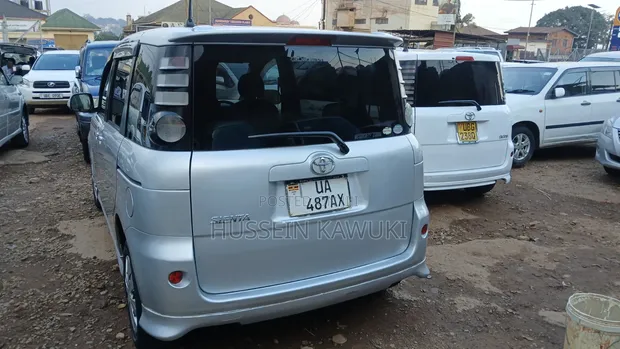 Toyota Sienta 2008 Silver - 1