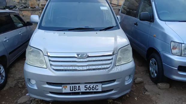 Toyota Noah 2005 Silver - 1