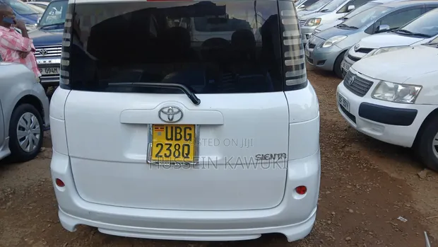 Toyota Sienta 2006 White - 1