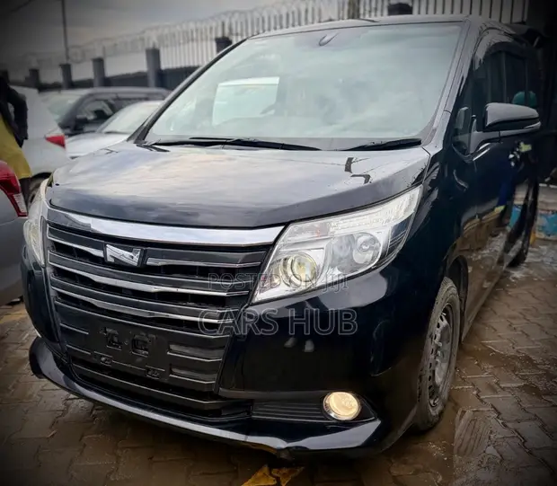 Toyota Noah 2.0 AWD (7 Seater) 2017 Black - 1