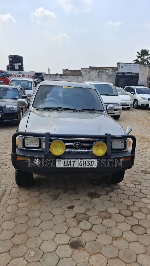 Toyota Hilux 2000 Gray - 1