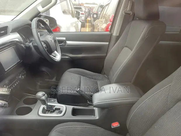 Toyota Hilux 2021 Green - 1
