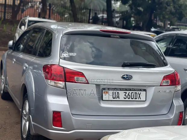Subaru Outback 2011 Silver - 1
