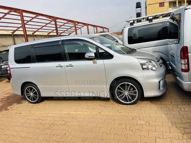 Toyota Noah 2012 Silver - 1