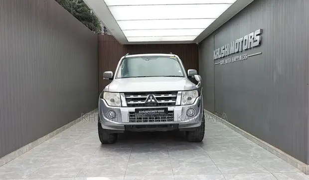 Mitsubishi Pajero 2011 Silver - 1