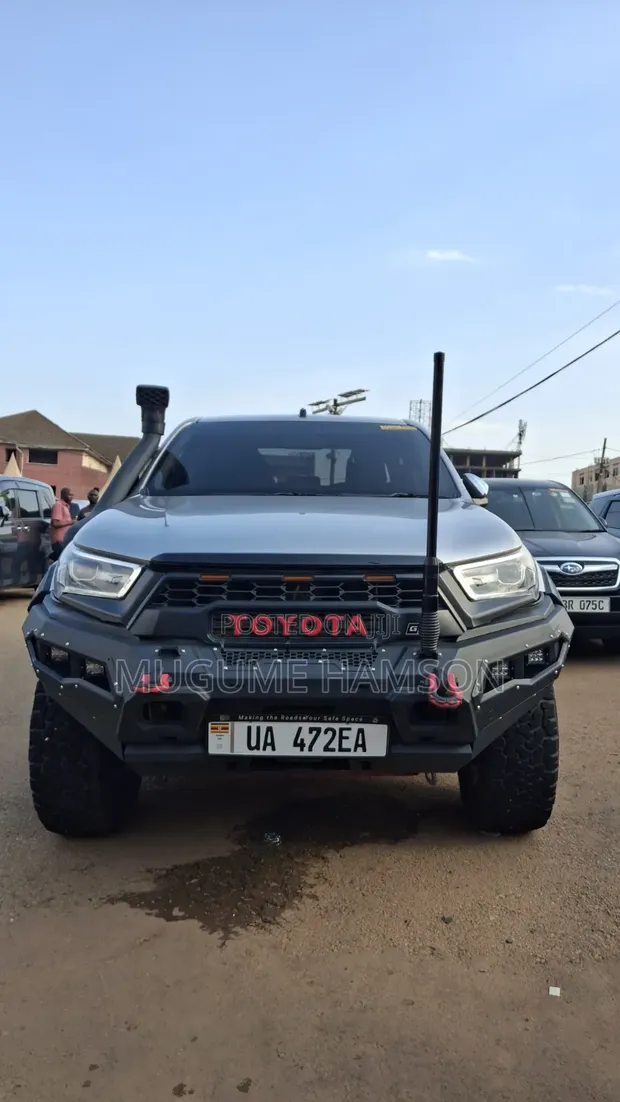 Toyota Hilux 2017 Silver - 1