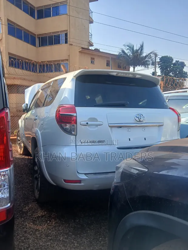 Toyota Vanguard 2013 White - 1