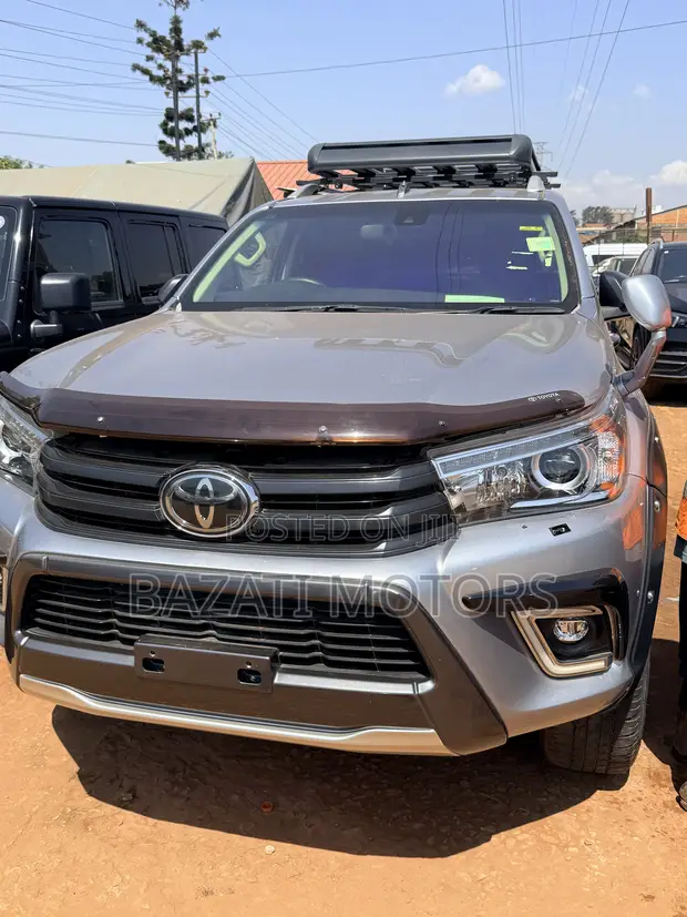 Toyota Hilux 2018 Silver - 1