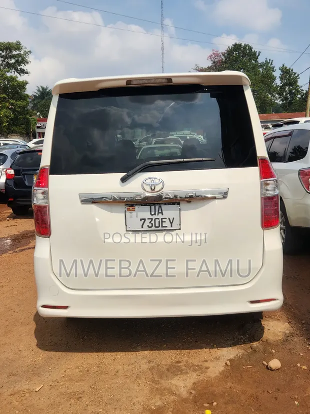 Toyota Noah 2010 White - 1