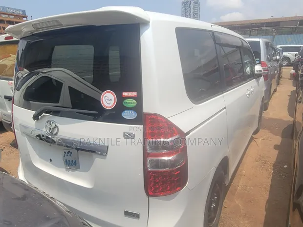 Toyota Noah 2.0 143hp FWD (8 Seater) 2013 White - 1