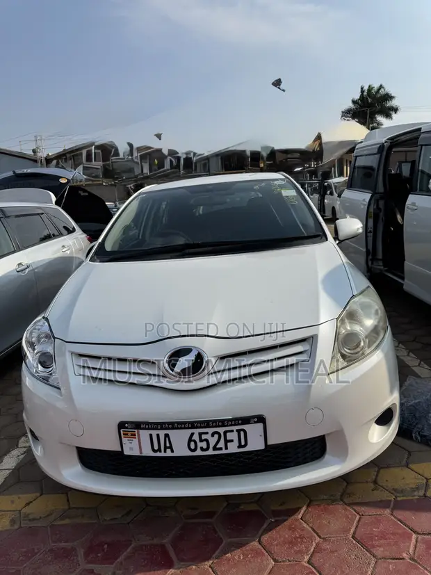 Toyota Auris 2011 White - 1
