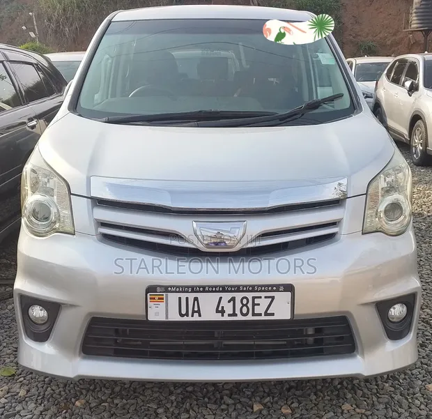 Toyota Noah 2012 Silver - 1